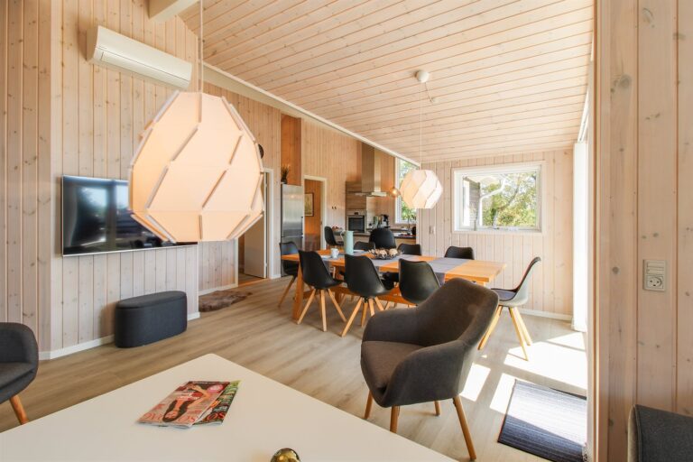 Køkken/Alrum med Aircon, SmartTV og boks til spil