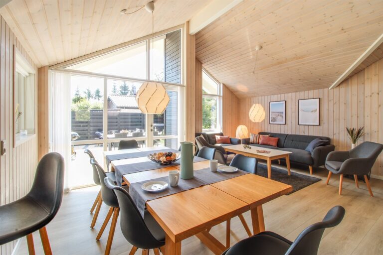 Køkken/Alrum med kip til loft og udgang til terrasse
