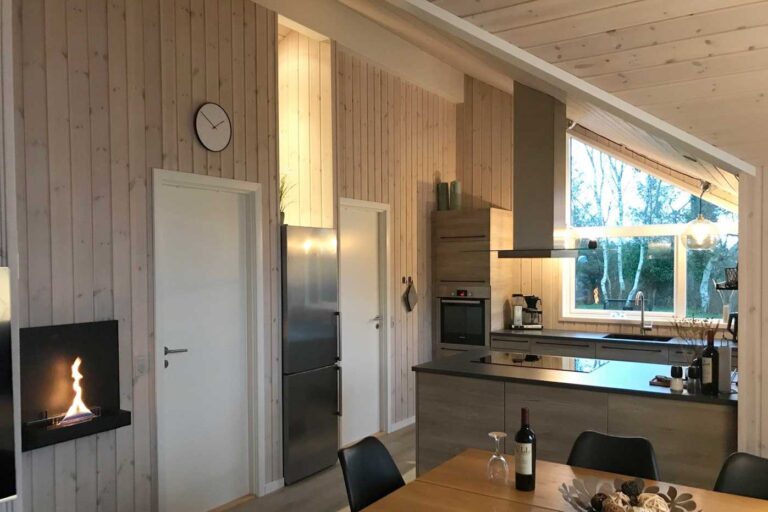 Køkken/Alrum med kig til haven og den nye pejs