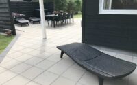 Terrasse med sunbeds, stor spiseplads og grill