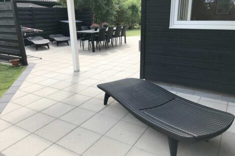 Terrasse med sunbeds, stor spiseplads og grill