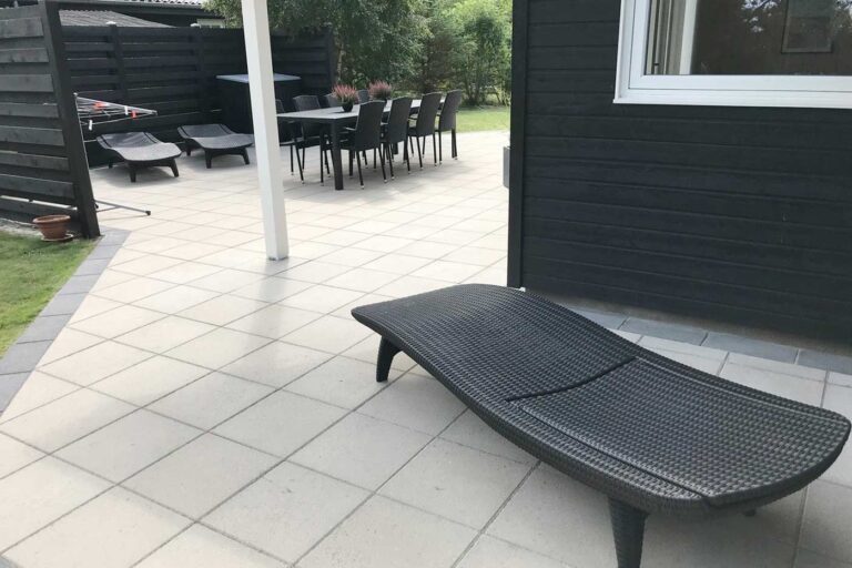 Terrasse med sunbeds, stor spiseplads og grill